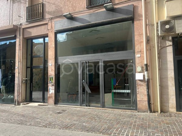 negozio in affitto a Cagliari in zona Villanova