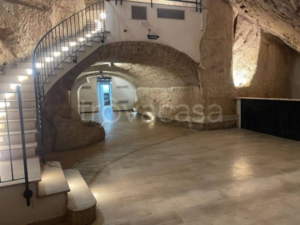 negozio in affitto a Cagliari in zona Castello