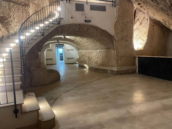 negozio in affitto a Cagliari in zona Castello