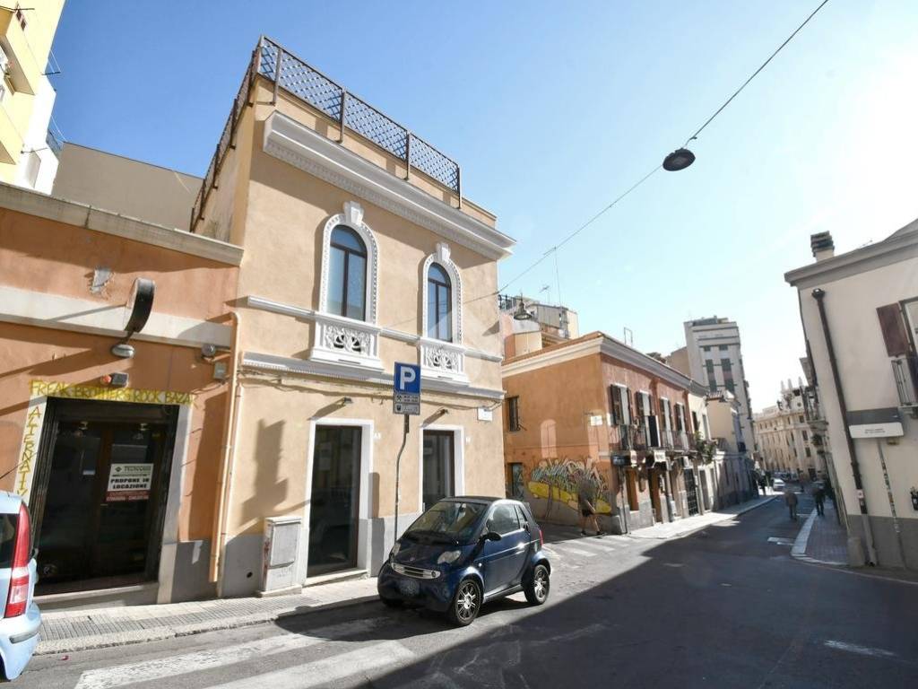 negozio in affitto a Cagliari in zona Villanova