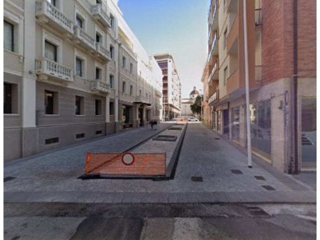 negozio in affitto a Cagliari in zona Villanova