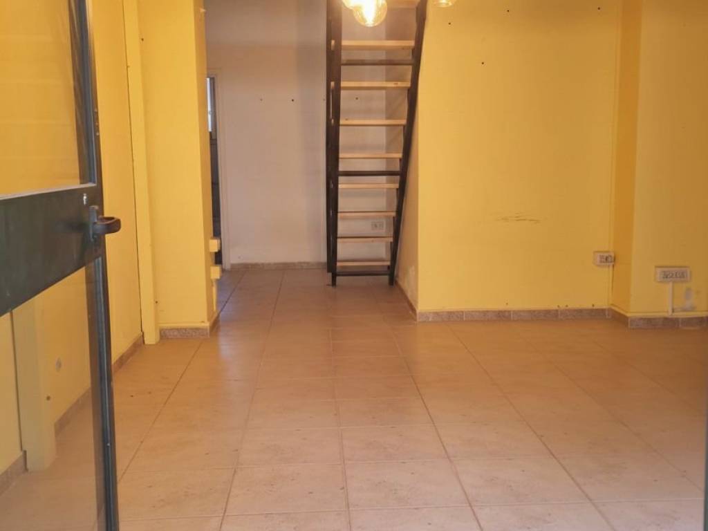 negozio in affitto a Cagliari in zona Genneruxi