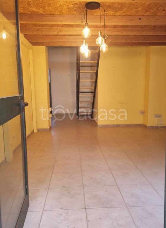 negozio in affitto a Cagliari in zona Genneruxi