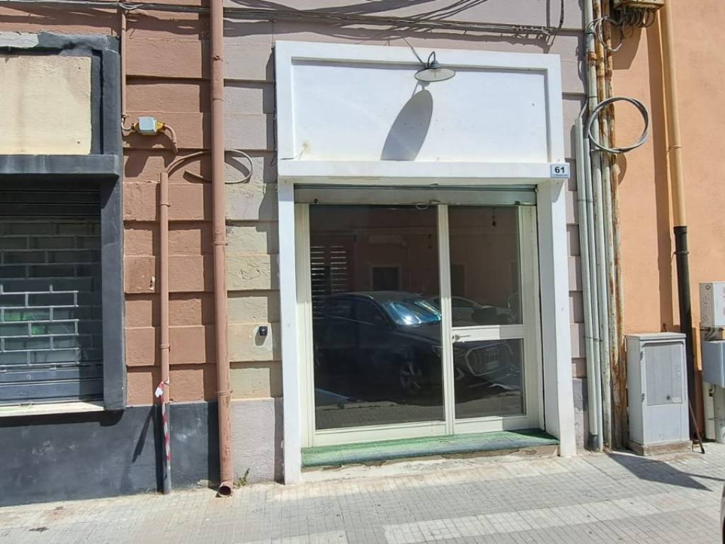 negozio in affitto a Cagliari in zona Villanova