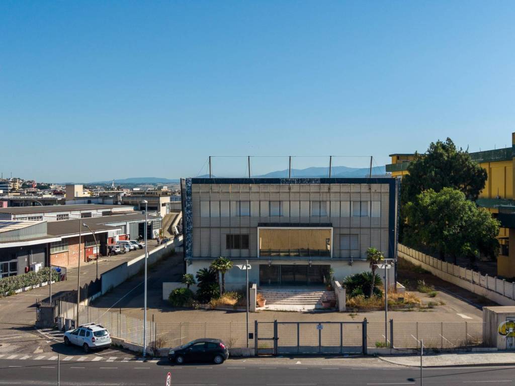 negozio in affitto a Cagliari in zona Pirri