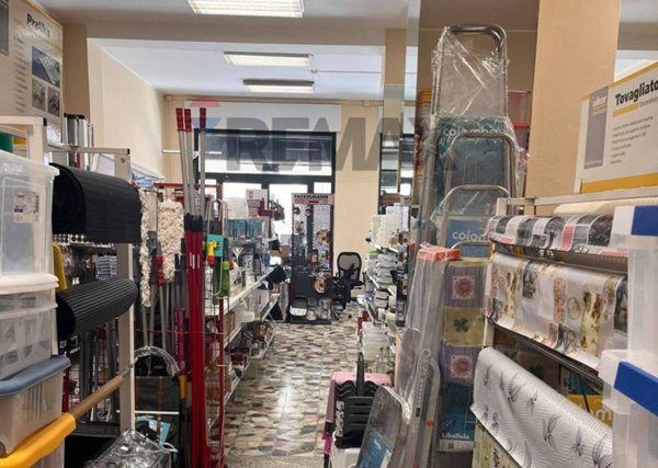negozio in affitto a Cagliari in zona Genneruxi