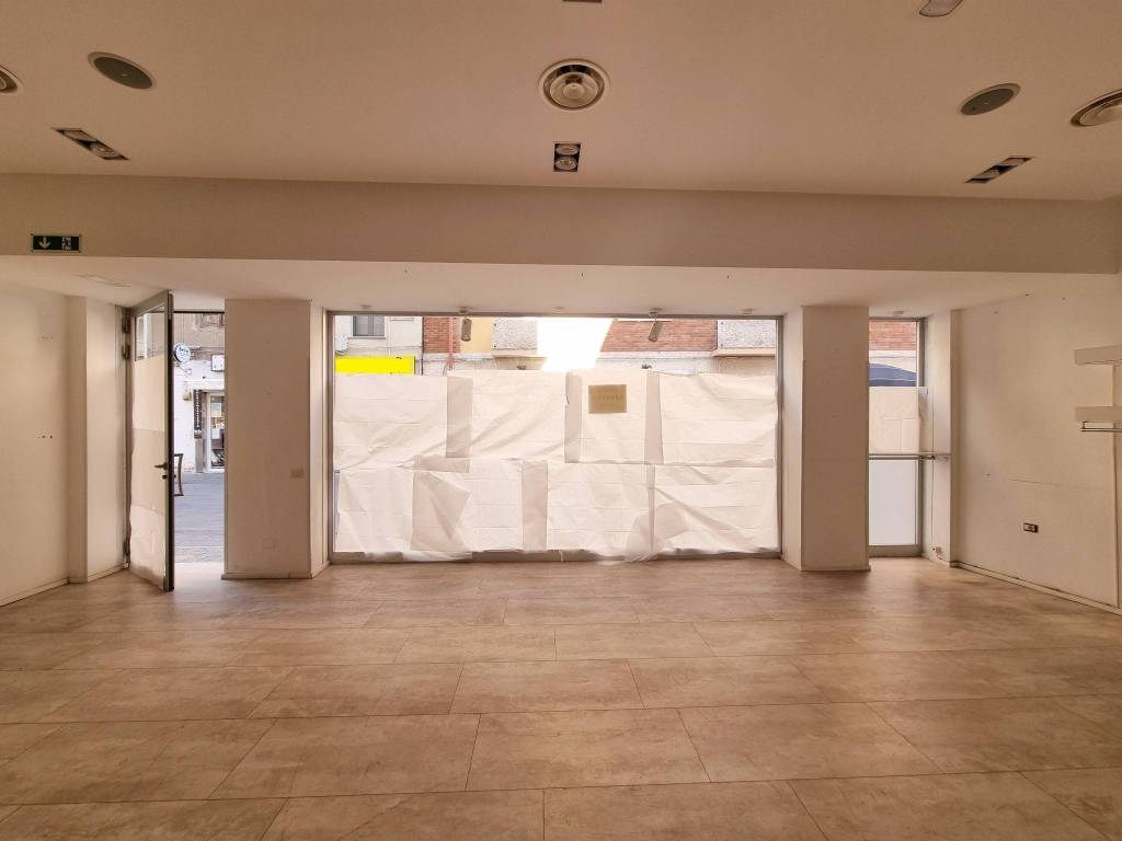 negozio in affitto a Cagliari in zona Villanova