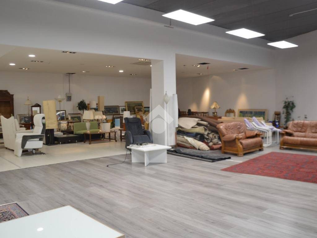 locale commerciale in affitto a Cagliari in zona Is Mirrionis/San Michele