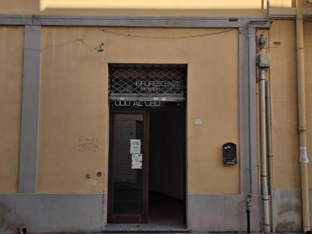 negozio in affitto a Quartu Sant'Elena in zona Centro Storico