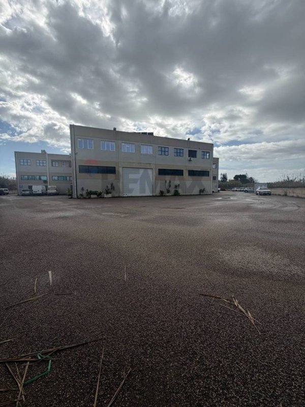 locale commerciale in affitto a Sestu