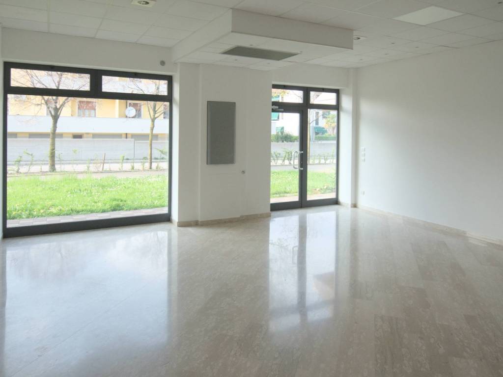 negozio in affitto ad Azzano Decimo