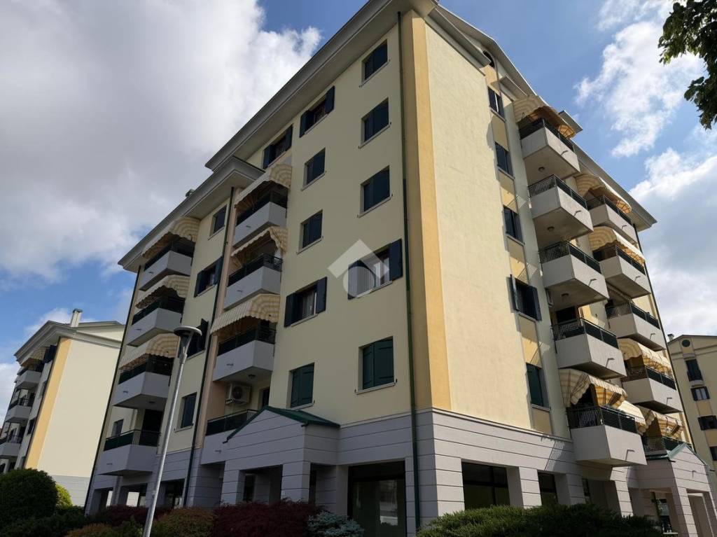 negozio in affitto a Porcia in zona Sant'Antonio