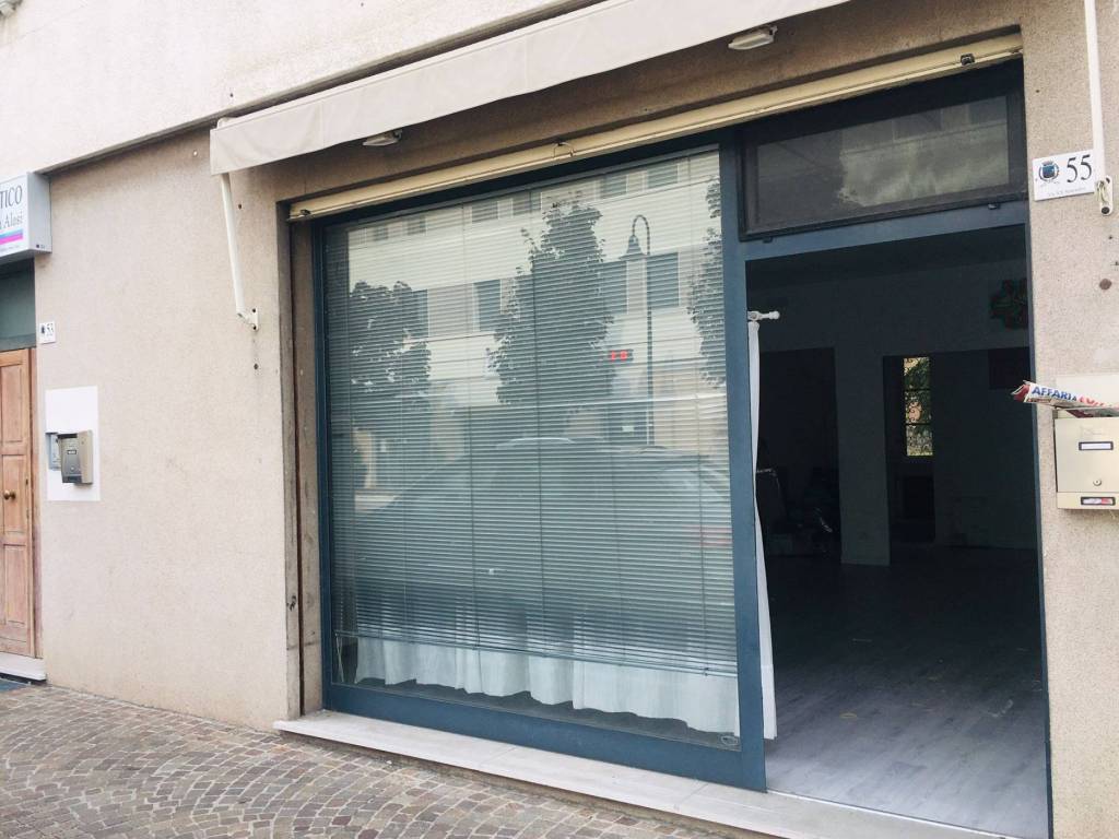 negozio in affitto a Roveredo in Piano