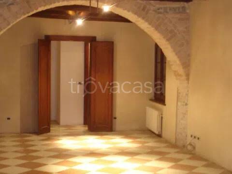 negozio in affitto a Valvasone Arzene in zona Valvasone