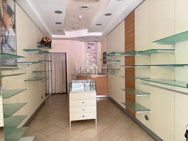 locale commerciale in affitto a Venafro
