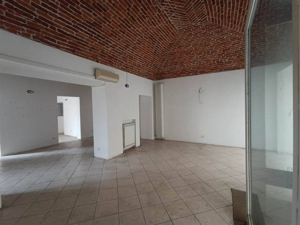negozio in affitto a Biella in zona Centro Città