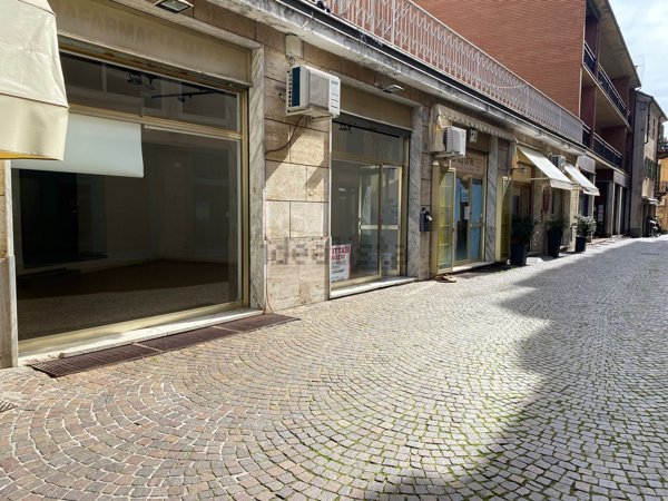 locale commerciale in affitto ad Acqui Terme