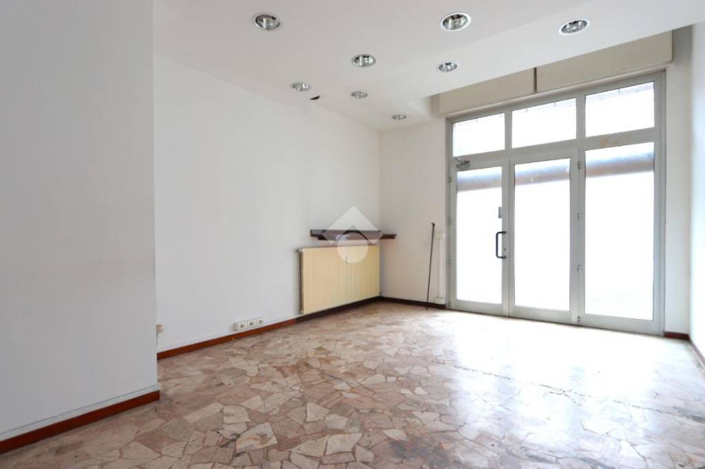 negozio in affitto ad Alessandria in zona Centro Città