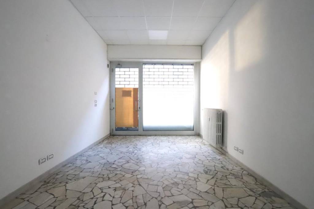 negozio in affitto ad Alessandria in zona Borgo Rovereto