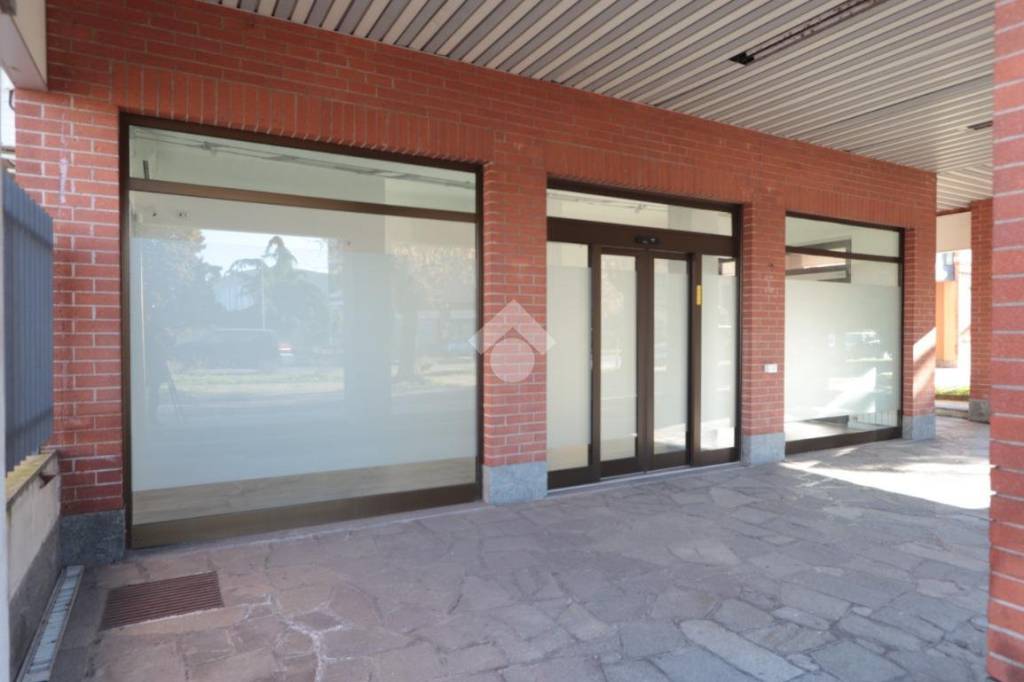 negozio in affitto ad Alessandria in zona Borgo Rovereto
