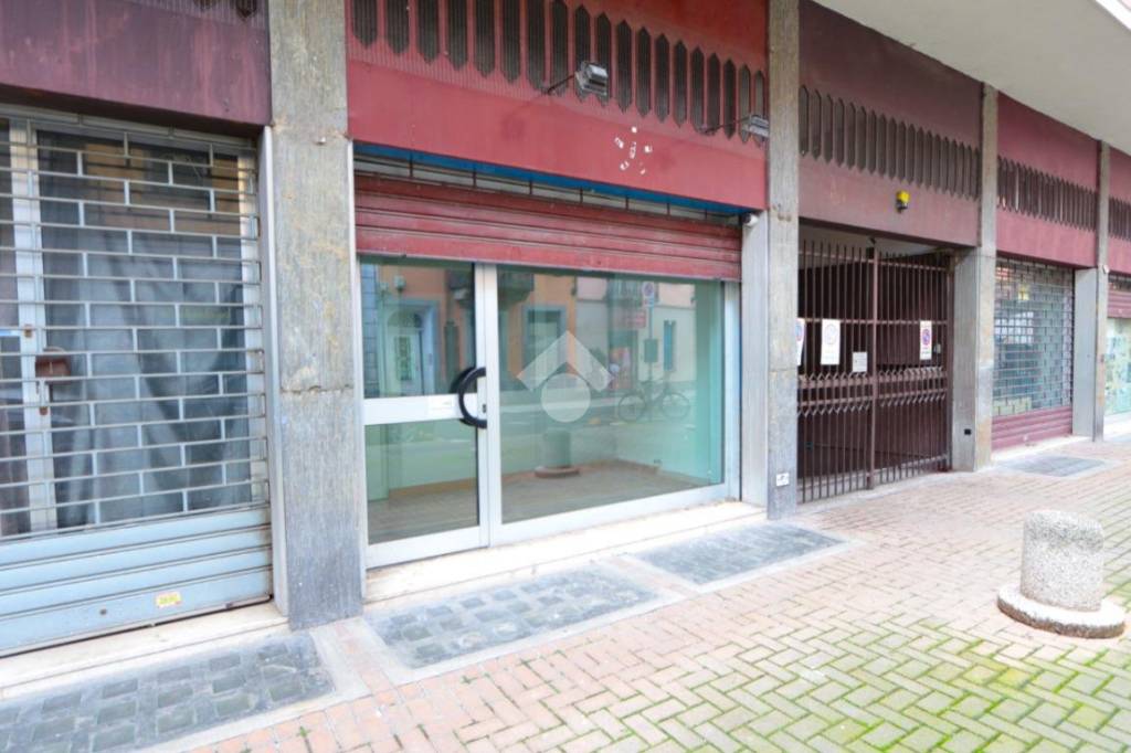 negozio in affitto ad Alessandria in zona Borgo Rovereto