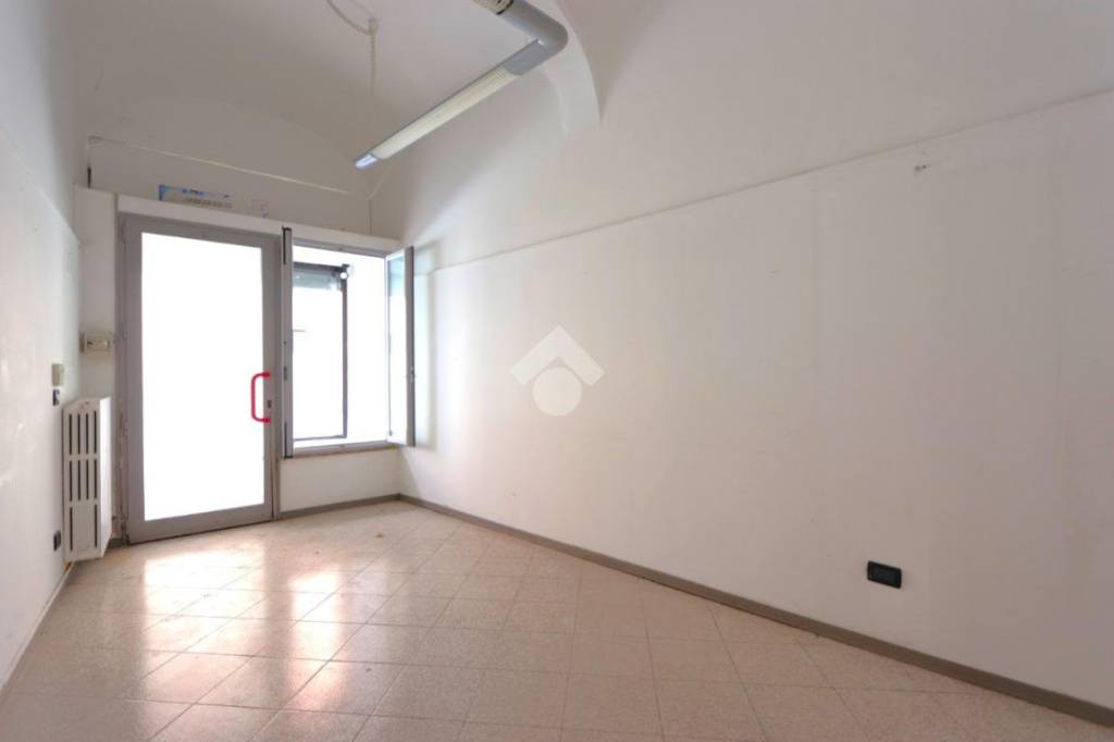 negozio in affitto ad Alessandria in zona Borgo Rovereto