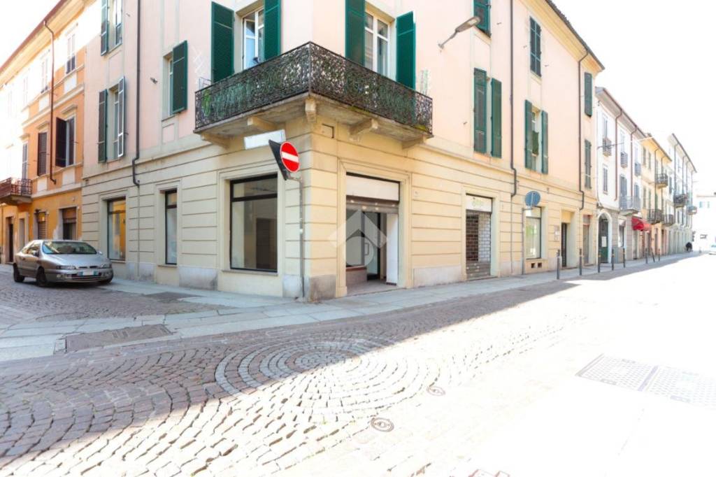 negozio in affitto ad Alessandria in zona Borgo Rovereto