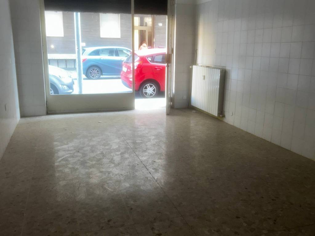 negozio in affitto ad Alessandria in zona zona Pista