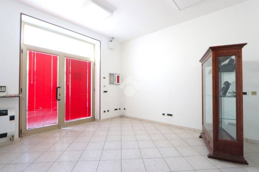 negozio in affitto ad Alessandria