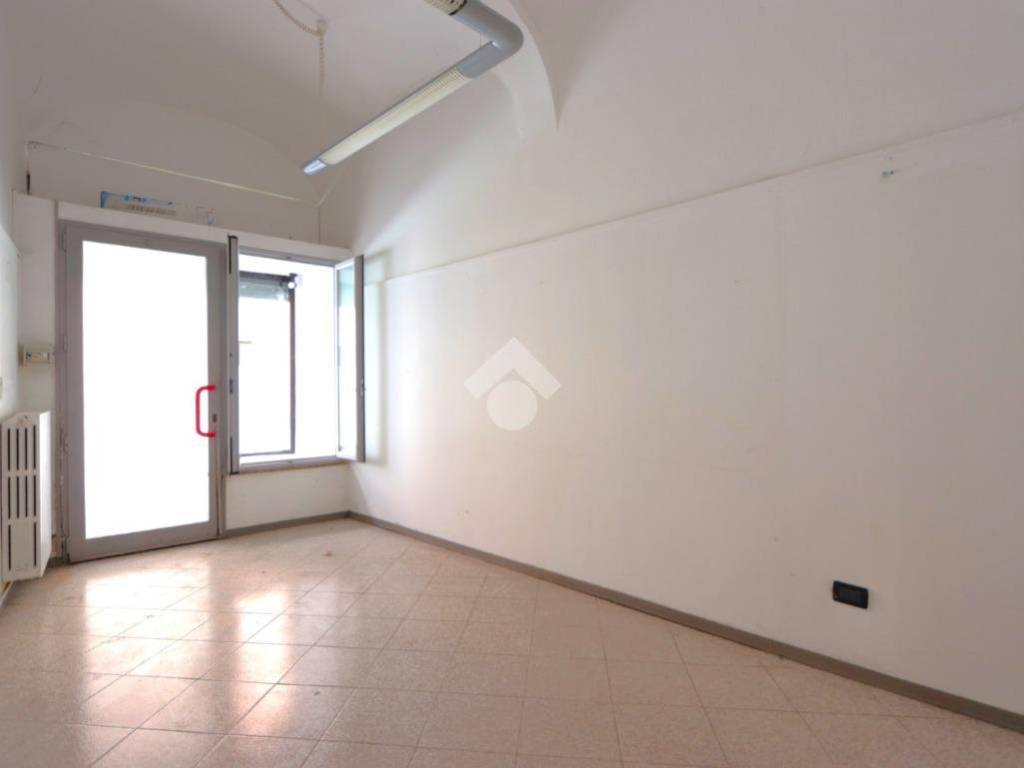negozio in affitto ad Alessandria in zona Centro Città