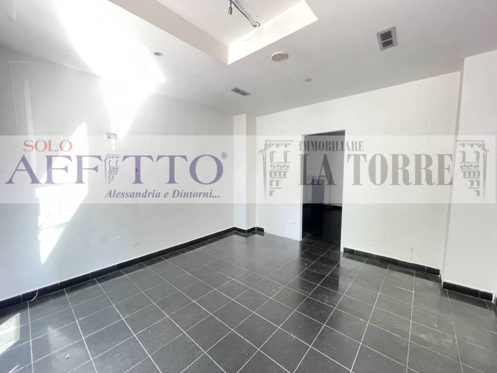 negozio in affitto ad Alessandria in zona Borgo Rovereto