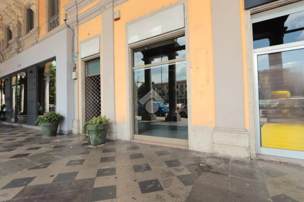 negozio in affitto ad Alessandria in zona Piazza Garibaldi