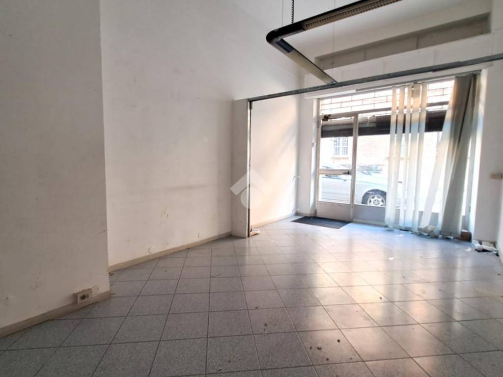 negozio in affitto ad Alessandria in zona Borgo Rovereto