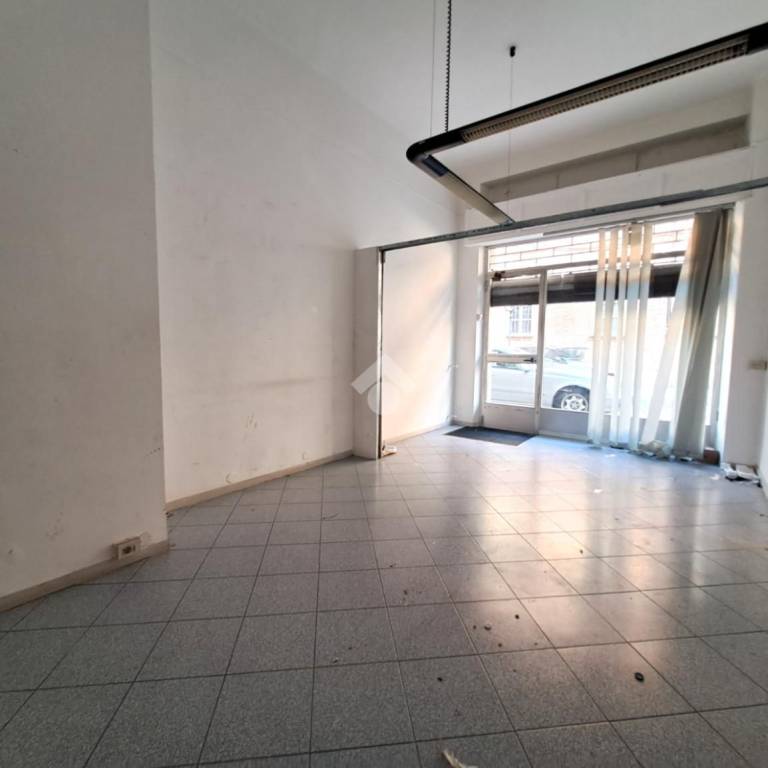 negozio in affitto ad Alessandria in zona Borgo Rovereto