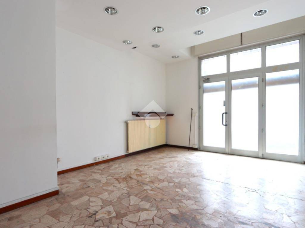 negozio in affitto ad Alessandria in zona Borgo Rovereto