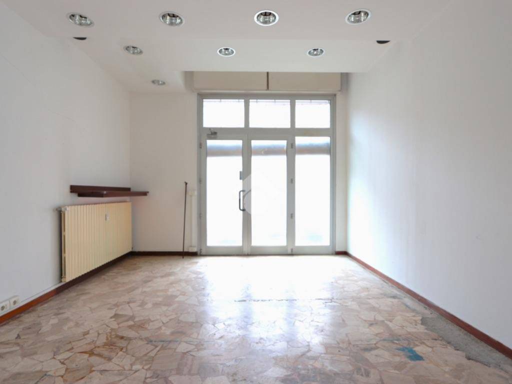 negozio in affitto ad Alessandria in zona Borgo Rovereto