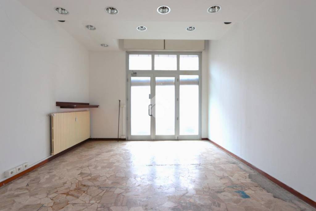 negozio in affitto ad Alessandria in zona Centro Città