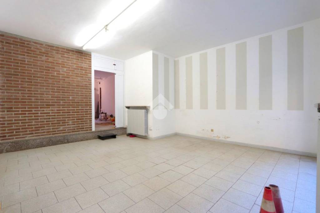 negozio in affitto ad Alessandria in zona Borgo Rovereto