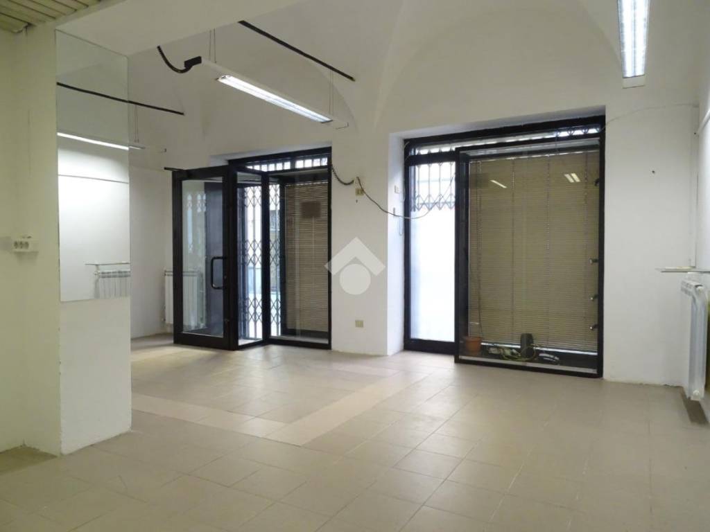 negozio in affitto ad Alessandria in zona Borgo Rovereto