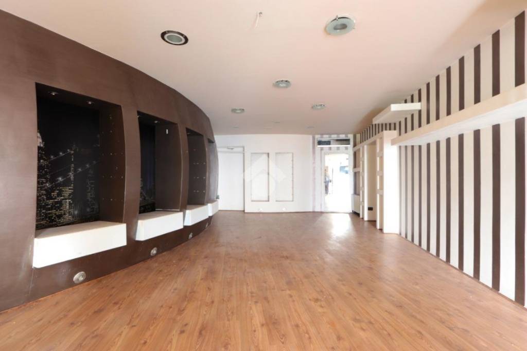 negozio in affitto ad Alessandria in zona Centro Città