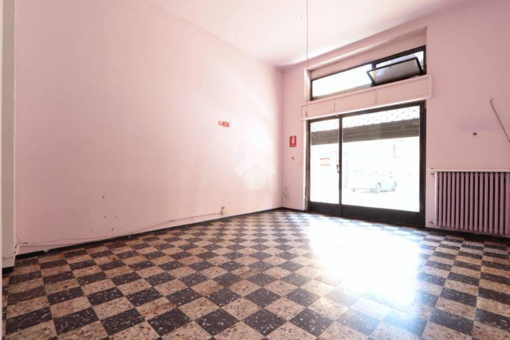 negozio in affitto ad Alessandria in zona Centro Città