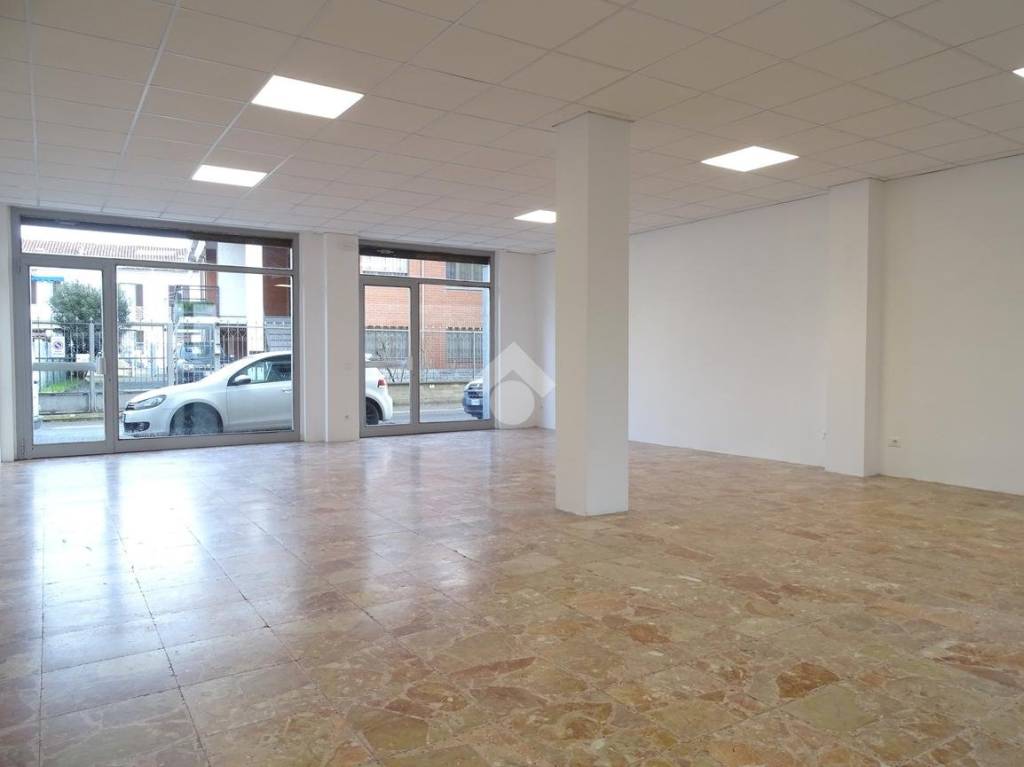 negozio in affitto ad Alessandria in zona Orti