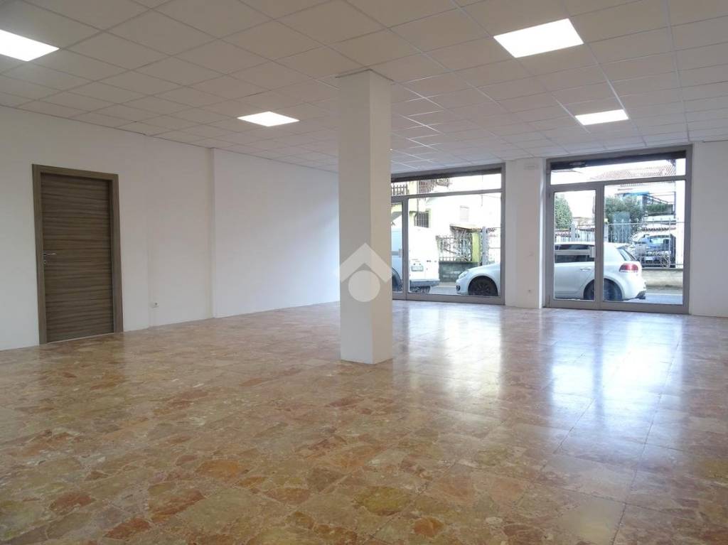 negozio in affitto ad Alessandria in zona Orti