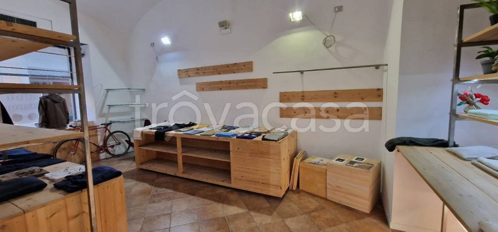 negozio in affitto ad Alessandria in zona Borgo Rovereto