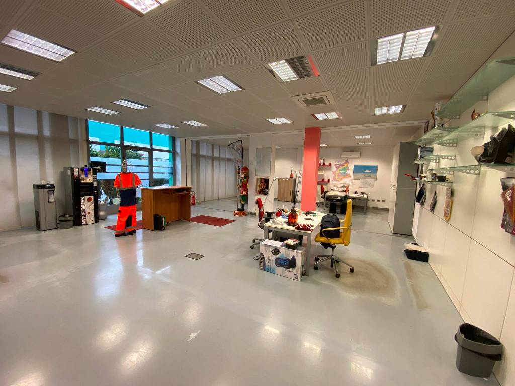 negozio in affitto ad Alessandria in zona Casalbagliano