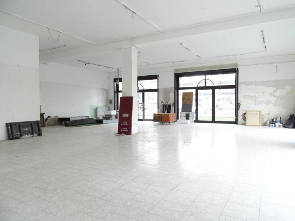 negozio in affitto ad Alessandria in zona zona Pista