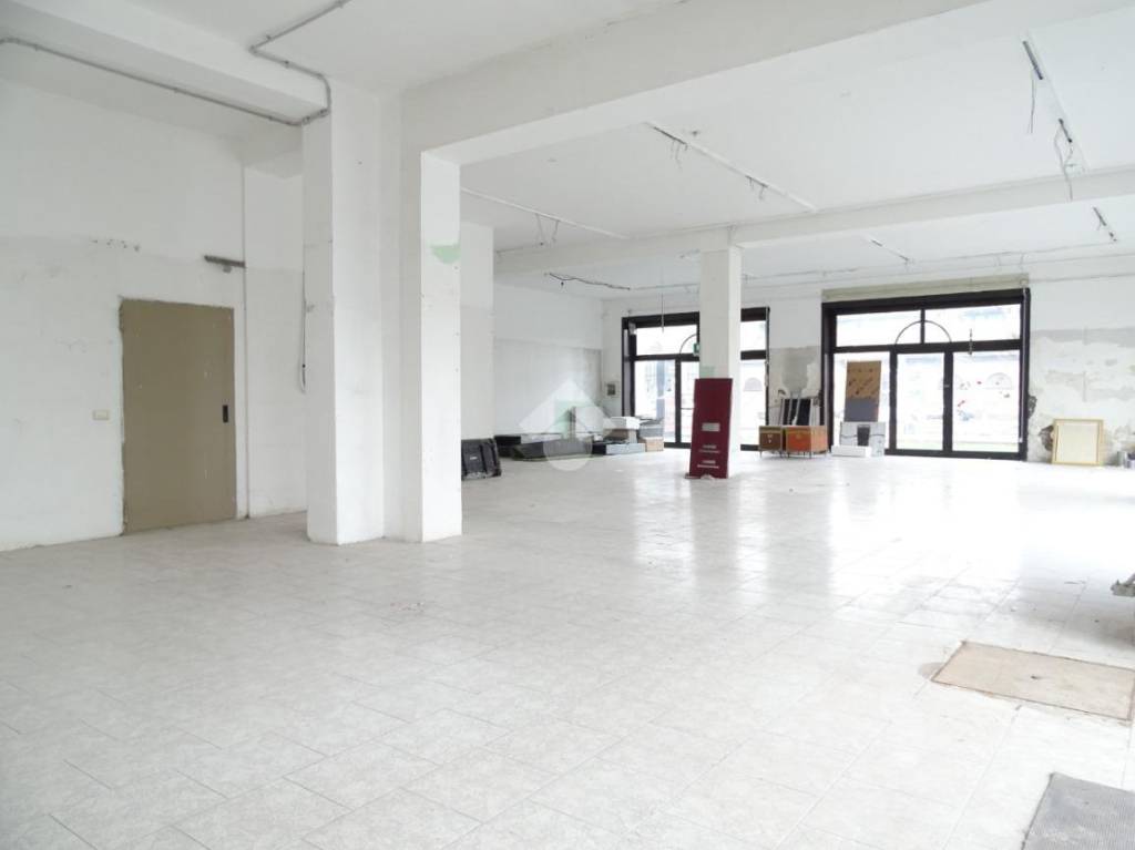 negozio in affitto ad Alessandria in zona zona Pista