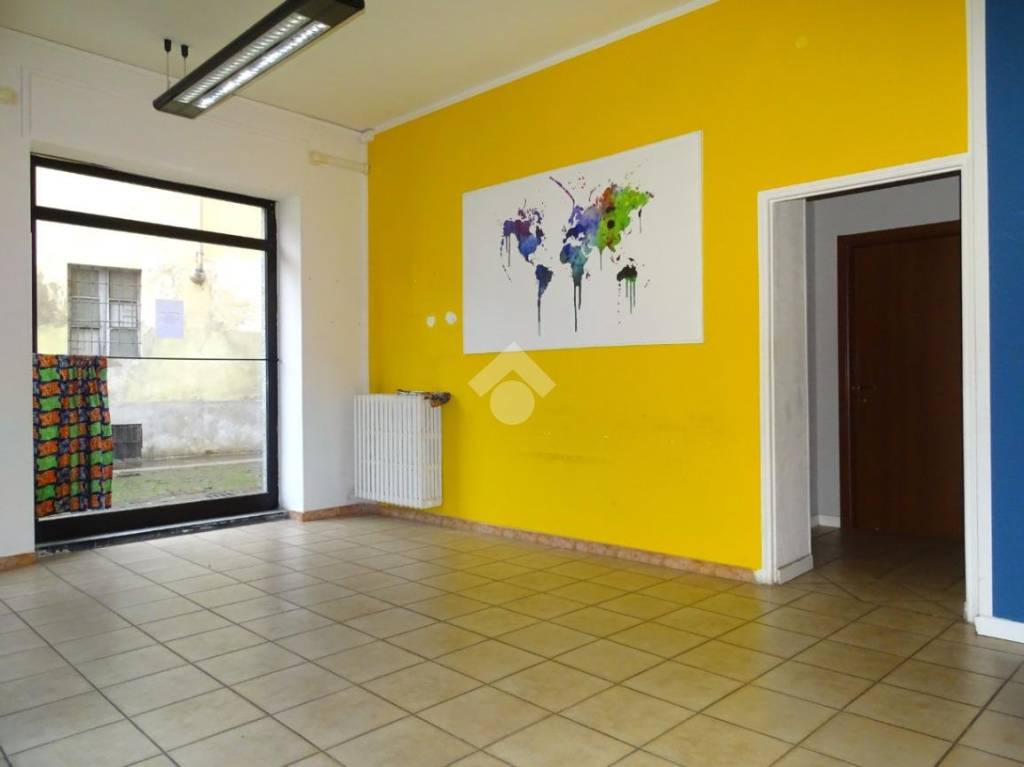 negozio in affitto ad Alessandria in zona Borgo Rovereto