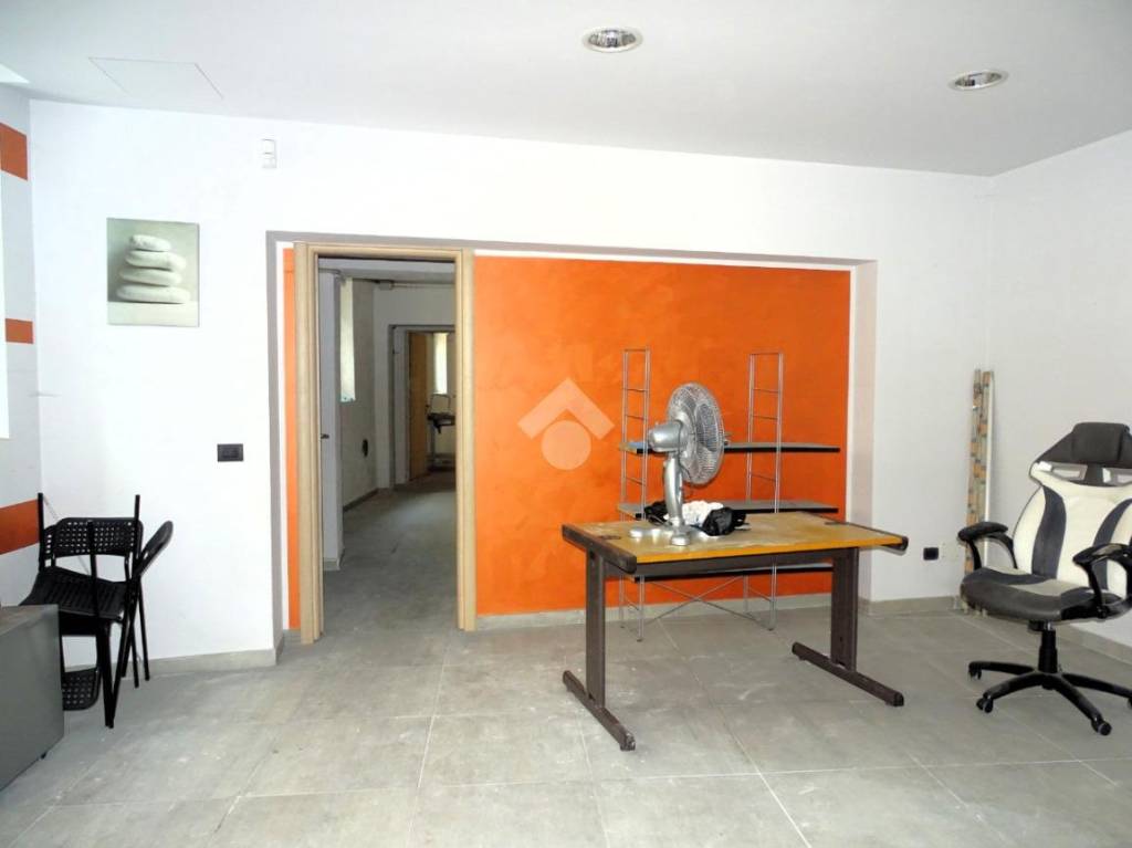 negozio in affitto ad Alessandria in zona Borgo Rovereto