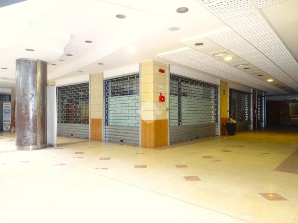 negozio in affitto ad Alessandria